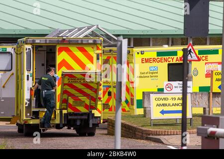 Bild vom 29. April zeigt einen Krankenwagenarbeiter, der am Mittwochnachmittag eine Verschnaufpause einnahm, nachdem er Patienten in die Covid-19-Station im Queen Elizabeth Hospital in kingÕs Lynn in Norfolk gebracht hatte. Heute (Mi) wurden Krankenwagenfahrer beobachtet, wie sie Patienten mit Verdacht auf Coronavirus in das Krankenhaus nahe dem QueenÕs Norfolk Estate C brachten, wo Prinz William und Kate derzeit bei ihren Kindern übernachten. NHS-Mitarbeiter wurden beobachtet, wie sie die Patienten auf Trollys in das Queen Elizabeth Hospital (QEH) in kingÕs Lynn schieben, das nur sechs Meilen von Sandringham entfernt ist, wo das königliche Paar Curren hat Stockfoto