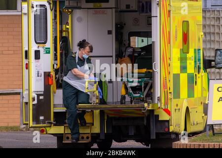 Bild vom 29. April zeigt Krankenwagenbesatzungen, die ihr Fahrzeug säubern, nachdem sie am Mittwochnachmittag Patienten in die Covid-19-Station im Queen Elizabeth Hospital in kingÕs Lynn in Norfolk gebracht hatten. Heute (Mi) wurden Krankenwagenfahrer beobachtet, wie sie Patienten mit Verdacht auf Coronavirus in das Krankenhaus nahe dem QueenÕs Norfolk Estate C brachten, wo Prinz William und Kate derzeit bei ihren Kindern übernachten. NHS-Mitarbeiter wurden beobachtet, wie sie die Patienten auf Trollys in das Queen Elizabeth Hospital (QEH) in kingÕs Lynn schieben, das nur sechs Meilen von Sandringham entfernt ist, wo das königliche Paar curre ist Stockfoto