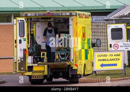 Bild vom 29. April zeigt Krankenwagenbesatzungen, die ihr Fahrzeug säubern, nachdem sie am Mittwochnachmittag Patienten in die Covid-19-Station im Queen Elizabeth Hospital in kingÕs Lynn in Norfolk gebracht hatten. Heute (Mi) wurden Krankenwagenfahrer beobachtet, wie sie Patienten mit Verdacht auf Coronavirus in das Krankenhaus nahe dem QueenÕs Norfolk Estate C brachten, wo Prinz William und Kate derzeit bei ihren Kindern übernachten. NHS-Mitarbeiter wurden beobachtet, wie sie die Patienten auf Trollys in das Queen Elizabeth Hospital (QEH) in kingÕs Lynn schieben, das nur sechs Meilen von Sandringham entfernt ist, wo das königliche Paar curre ist Stockfoto