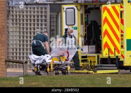 Bild vom 29. April zeigt Krankenwagenbesatzungen, die am Mittwochnachmittag Patienten in die Covid-19-Station im Queen Elizabeth Hospital in kingÕs Lynn in Norfolk einbrachten. Heute (Mi) wurden Krankenwagenfahrer beobachtet, wie sie Patienten mit Verdacht auf Coronavirus in das Krankenhaus nahe dem QueenÕs Norfolk Estate C brachten, wo Prinz William und Kate derzeit bei ihren Kindern übernachten. NHS-Mitarbeiter wurden beobachtet, wie sie die Patienten auf Trollys in das Queen Elizabeth Hospital (QEH) in kingÕs Lynn schieben, das nur sechs Meilen von Sandringham entfernt ist, wo das königliche Paar derzeit in Anmer Hall wi lebt Stockfoto