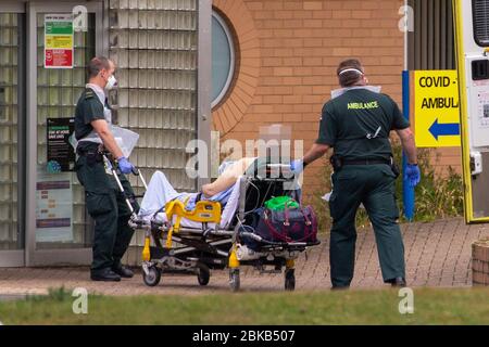 Bild vom 29. April zeigt Krankenwagenbesatzungen, die am Mittwochnachmittag Patienten in die Covid-19-Station im Queen Elizabeth Hospital in kingÕs Lynn in Norfolk einbrachten. Heute (Mi) wurden Krankenwagenfahrer beobachtet, wie sie Patienten mit Verdacht auf Coronavirus in das Krankenhaus nahe dem QueenÕs Norfolk Estate C brachten, wo Prinz William und Kate derzeit bei ihren Kindern übernachten. NHS-Mitarbeiter wurden beobachtet, wie sie die Patienten auf Trollys in das Queen Elizabeth Hospital (QEH) in kingÕs Lynn schieben, das nur sechs Meilen von Sandringham entfernt ist, wo das königliche Paar derzeit in Anmer Hall wi lebt Stockfoto