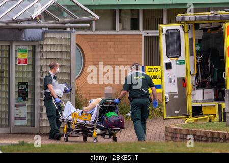 Bild vom 29. April zeigt Krankenwagenbesatzungen, die am Mittwochnachmittag Patienten in die Covid-19-Station im Queen Elizabeth Hospital in kingÕs Lynn in Norfolk einbrachten. Heute (Mi) wurden Krankenwagenfahrer beobachtet, wie sie Patienten mit Verdacht auf Coronavirus in das Krankenhaus nahe dem QueenÕs Norfolk Estate C brachten, wo Prinz William und Kate derzeit bei ihren Kindern übernachten. NHS-Mitarbeiter wurden beobachtet, wie sie die Patienten auf Trollys in das Queen Elizabeth Hospital (QEH) in kingÕs Lynn schieben, das nur sechs Meilen von Sandringham entfernt ist, wo das königliche Paar derzeit in Anmer Hall wi lebt Stockfoto