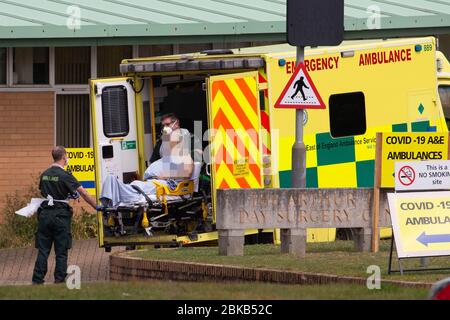 Bild vom 29. April zeigt Krankenwagenbesatzungen, die am Mittwochnachmittag Patienten in die Covid-19-Station im Queen Elizabeth Hospital in kingÕs Lynn in Norfolk einbrachten. Heute (Mi) wurden Krankenwagenfahrer beobachtet, wie sie Patienten mit Verdacht auf Coronavirus in das Krankenhaus nahe dem QueenÕs Norfolk Estate C brachten, wo Prinz William und Kate derzeit bei ihren Kindern übernachten. NHS-Mitarbeiter wurden beobachtet, wie sie die Patienten auf Trollys in das Queen Elizabeth Hospital (QEH) in kingÕs Lynn schieben, das nur sechs Meilen von Sandringham entfernt ist, wo das königliche Paar derzeit in Anmer Hall wi lebt Stockfoto