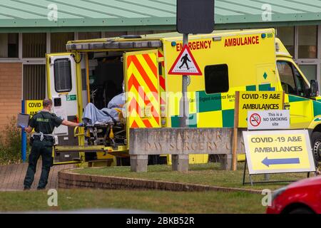 Bild vom 29. April zeigt Krankenwagenbesatzungen, die am Mittwochnachmittag Patienten in die Covid-19-Station im Queen Elizabeth Hospital in kingÕs Lynn in Norfolk einbrachten. Heute (Mi) wurden Krankenwagenfahrer beobachtet, wie sie Patienten mit Verdacht auf Coronavirus in das Krankenhaus nahe dem QueenÕs Norfolk Estate C brachten, wo Prinz William und Kate derzeit bei ihren Kindern übernachten. NHS-Mitarbeiter wurden beobachtet, wie sie die Patienten auf Trollys in das Queen Elizabeth Hospital (QEH) in kingÕs Lynn schieben, das nur sechs Meilen von Sandringham entfernt ist, wo das königliche Paar derzeit in Anmer Hall wi lebt Stockfoto