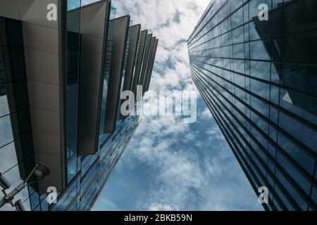 Zwei Wolkenkratzer Blick von unten gegen die Sonne gegen einen blauen Himmel Stockfoto