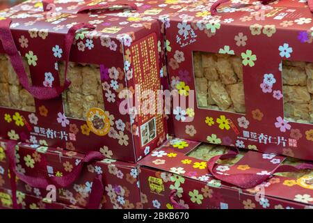 Macau (Macao SAR) / China - 26. Juli 2015: Köstliches Macao Mandelgebäck aus der berühmten Koi Kei Bäckerei in Macau, China, beliebte Macau Snacks und Souv Stockfoto