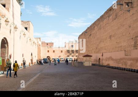 Die äußeren Wände und Blick auf die Straße von El Badi Palast in der Altstadt von Marrakesch (Marrakesch), Marokko, Nordafrika Stockfoto