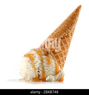 Vanilleeis und Waffelkonus isoliert auf weißem Hintergrund Stockfoto