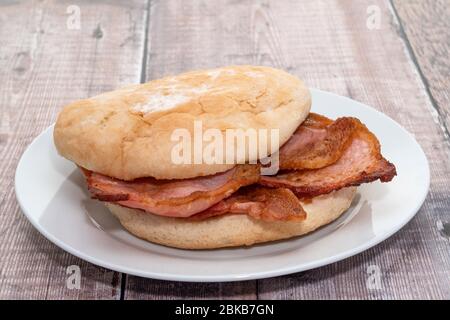 Bacon Sandwich - Holztisch Hintergrund Stockfoto