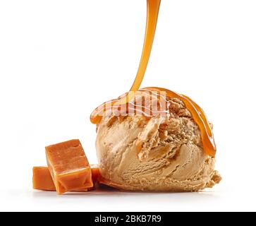 Karamell-Eis mit Karamell-Sauce auf weißem Hintergrund isoliert Stockfoto