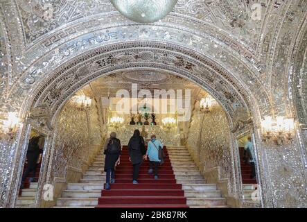 Besucher, die die Treppe nach Talar-e Brelian, (Hall of Brilliance) Teheran, Iran, Persien, Naher Osten. Stockfoto