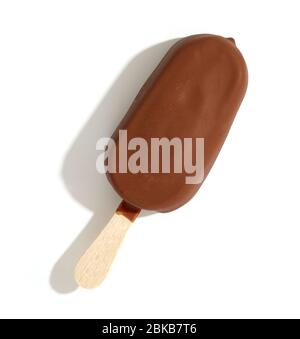 Eis mit Schokolade auf Holzstab auf weißem Hintergrund isoliert bedeckt Stockfoto