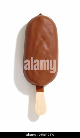 Eis mit Schokolade auf Holzstab auf weißem Hintergrund isoliert bedeckt Stockfoto