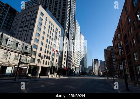 MONTREAL, KANADA - 28. APRIL 2020: Während der Sperrung von Covid19 zeigt die Rue Sherbrooke deutlich die Auswirkungen der Pandemie auf den Verkehr auf eine der größten Stockfoto