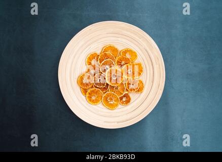 Orangenscheiben trocknen. Draufsicht auf Zitrusscheiben auf Holz. Gesunde und biologische Früchte. Flach liegend. Stockfoto