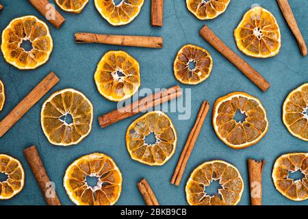 Orangenscheiben und Zimtstangen trocknen. Gesunde und biologische Lebensmittel. Herbstkonzept. Flach liegend, Draufsicht. Stockfoto