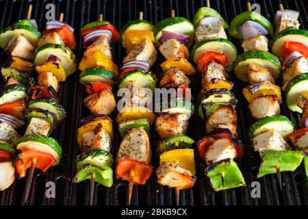 Gegrillte Hähnchen- und Gemüsesieße oder Kebobs mit einer Kräutermarinade Stockfoto