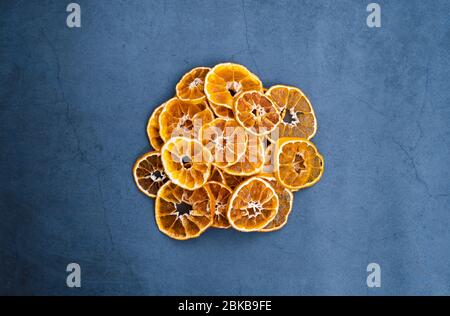 Orangenscheiben trocknen. Draufsicht auf Zitrusscheiben auf Holz. Gesunde und biologische Früchte. Flach liegend. Stockfoto