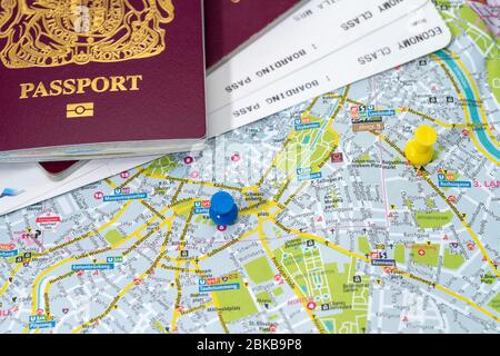 Karten mit Pins und Pässen, die Planung der Ferien. Stockfoto