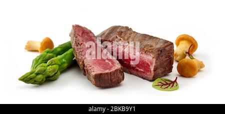 Rindfleisch wagyu Steak Fleisch und Spargel isoliert auf weißem Hintergrund Stockfoto
