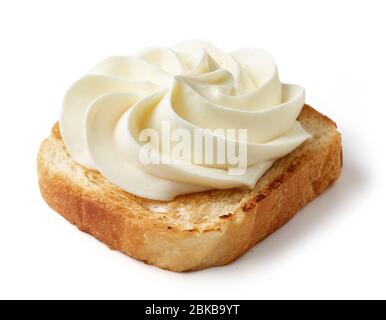 Geröstetes Brot mit Frischkäse auf weißem Hintergrund isoliert Stockfoto