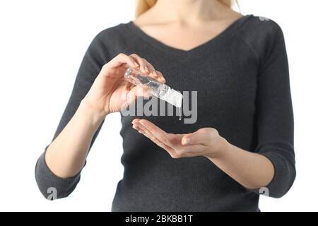 Nahaufnahme der Frau mit Hand Desinfektionsmittel Gel isoliert auf weißem Hintergrund Stockfoto