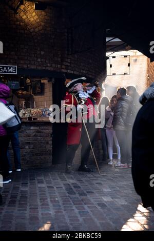 Spektakuläre Sonnenlicht und Guinness-Rekordhalter Alan Myatt The Town Crier in Camden Market in London England Stockfoto