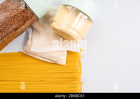 Buchweizen, Nudeln, Grütze und Nudeln auf blauem Hintergrund. Spenden für Menschen mit niedrigem Einkommen und Obdachlose während der Coronavirus-Pandemie. Stockfoto