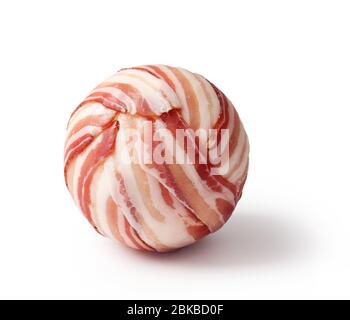 Kugel aus Prosciutto-Scheiben auf weißem Hintergrund isoliert Stockfoto