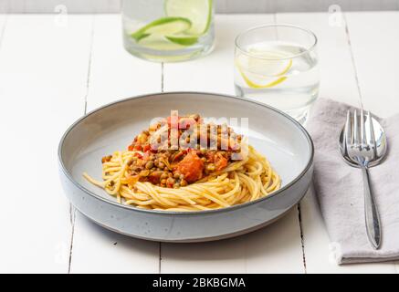 Spaghetti mit Tomatensauce, Linsen. Vegetarisches Essen. Stockfoto