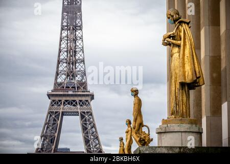 Paris. Mai 2020. Das am 3. Mai 2020 aufgenommene Foto zeigt maskierte Statuen auf der Trocadero-Esplanade in Paris, Frankreich, während der Sperrung in Frankreich, um die Ausbreitung von COVID-19 zu stoppen. Die französische Regierung hat beschlossen, den Gesundheitszustand bis Juli 24 zu verlängern, um die Pandemie des Coronavirus zu bekämpfen, teilte Gesundheitsminister Olivier Vrran am Samstag mit. Kredit: Aurelien Morissard/Xinhua/Alamy Live News Stockfoto