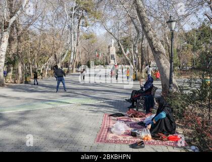 Leute, die das Wochenende im Stadtpark (Park e Shar, Teheran, Iran, Persien, Naher Osten. Stockfoto