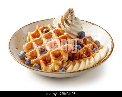 Teller mit belgischen Waffeln Dessert mit Sahne und Beeren dekoriert Stockfoto