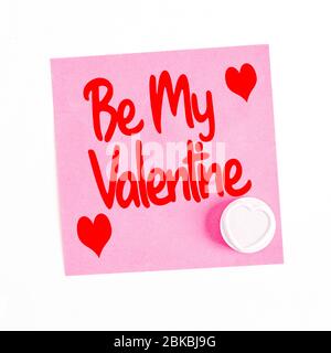 Eine romantische Nachricht auf einer rosa Haftnotiz mit dem Satz Mein Valentinstag und ein Geschenk von einem Love Hearts Süßigkeiten oder Süße Stockfoto
