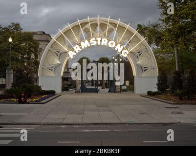 New Orleans, Louisiana, USA - 2020: Blick auf den Eingang des Louis Armstrong Parks in der Abenddämmerung, im Tremé Viertel gelegen. Stockfoto