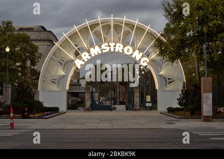 New Orleans, Louisiana, USA - 2020: Blick auf den Eingang des Louis Armstrong Parks in der Abenddämmerung, im Tremé Viertel gelegen. Stockfoto