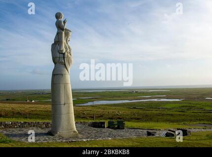 Unsere Liebe Frau von den Inseln von Hew Lorimer. Die Skulptur der Madonna mit Kind befindet sich an den Hängen von Ruabhal, South Uist in den Äußeren Hebriden, Schottland. Stockfoto