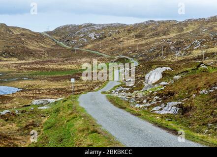 Einspurige Straße nach Hushinish an der Westküste der Isle of Harris, Äußere Hebriden, Schottland. Stockfoto