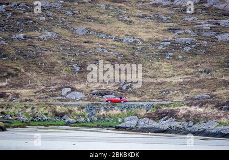 Jaguar E-Type auf der Straße nach Hushinish, Isle of Harris, Äußere Hebriden, Schottland. Stockfoto