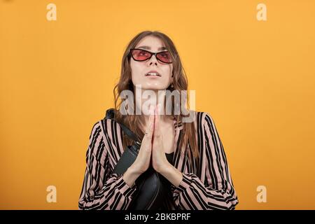 Mädchen Mit Hoffnung Betet Zu Gott, Legt Die Hände Zusammen Und Schaut Auf Stockfoto