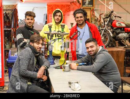 Gruppe junger Männer mit Shisha in traditionellem Azari Chykhaneh (Teehaus), Teheran, Iran, Persien, Mittlerer Osten Stockfoto