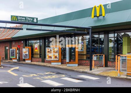 Fahren Sie durch Straßen an der Seite des McDonalds Fast Food Restaurants, Ayr, Großbritannien Stockfoto