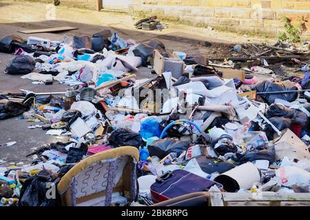 Fliegen Kippen von Abfall und Müll schwarzen Müllsäcken in Wohngebiet Stockfoto