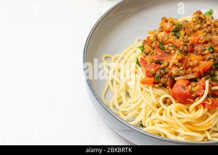 Spaghetti mit Tomatensauce, Linsen, Paprika. Kopierbereich Stockfoto