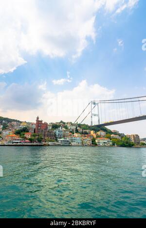 istanbul, türkei - AUG 18, 2015: fatih Sultan mehmet Brücke über dem bosporus. Schöne Stadtbild von historischen Bereich aus dem Wasser auf s beobachtet Stockfoto