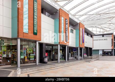 Geschäfte von Holland und Barrett, Quiz, Hallmark und Debenhams in Ayr Central Shopping Centre, Ayr, Ayrshire, Schottland, Großbritannien Stockfoto