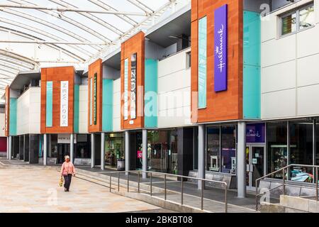 Geschäfte von Holland und Barrett, Quiz, Hallmark und New Look in Ayr Central Shopping Centre, Ayr, Ayrshire, Schottland, Großbritannien Stockfoto