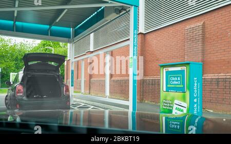 Asda click & Collect fährt in Punkt für 'click online Collect here' Lebensmittelsammlung während der Coronavirus Sperrung. Stockfoto