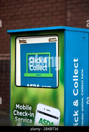 Asda click & Collect fährt in Punkt für 'click online Collect here' Lebensmittelsammlung während der Coronavirus Sperrung. Stockfoto