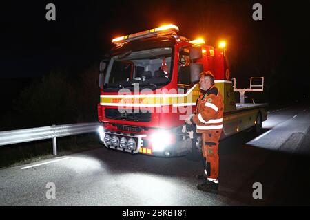 Motala, Schweden 20200502 Verkehrsunfall auf Evertsbyvägen. Rettungsdienst, Polizei, Ambulanz und ein Abschleppwagen vor Ort. Foto Jeppe Gustafsson Stockfoto